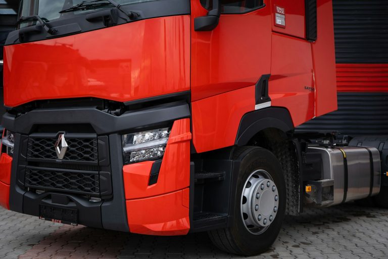 Camion poids lourd : améliorer le confort de conduite avec un support téléphone adapté