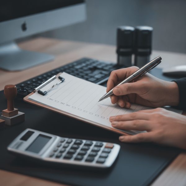 Responsable administratif organisant les étapes de déploiement d'un système de gestion intégré avec checklist