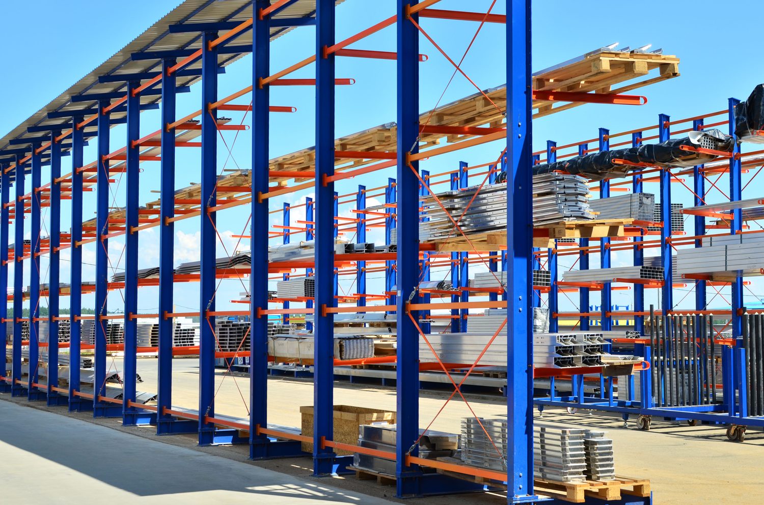 Rayonnage cantilever installé dans un entrepôt pour stocker des charges longues.